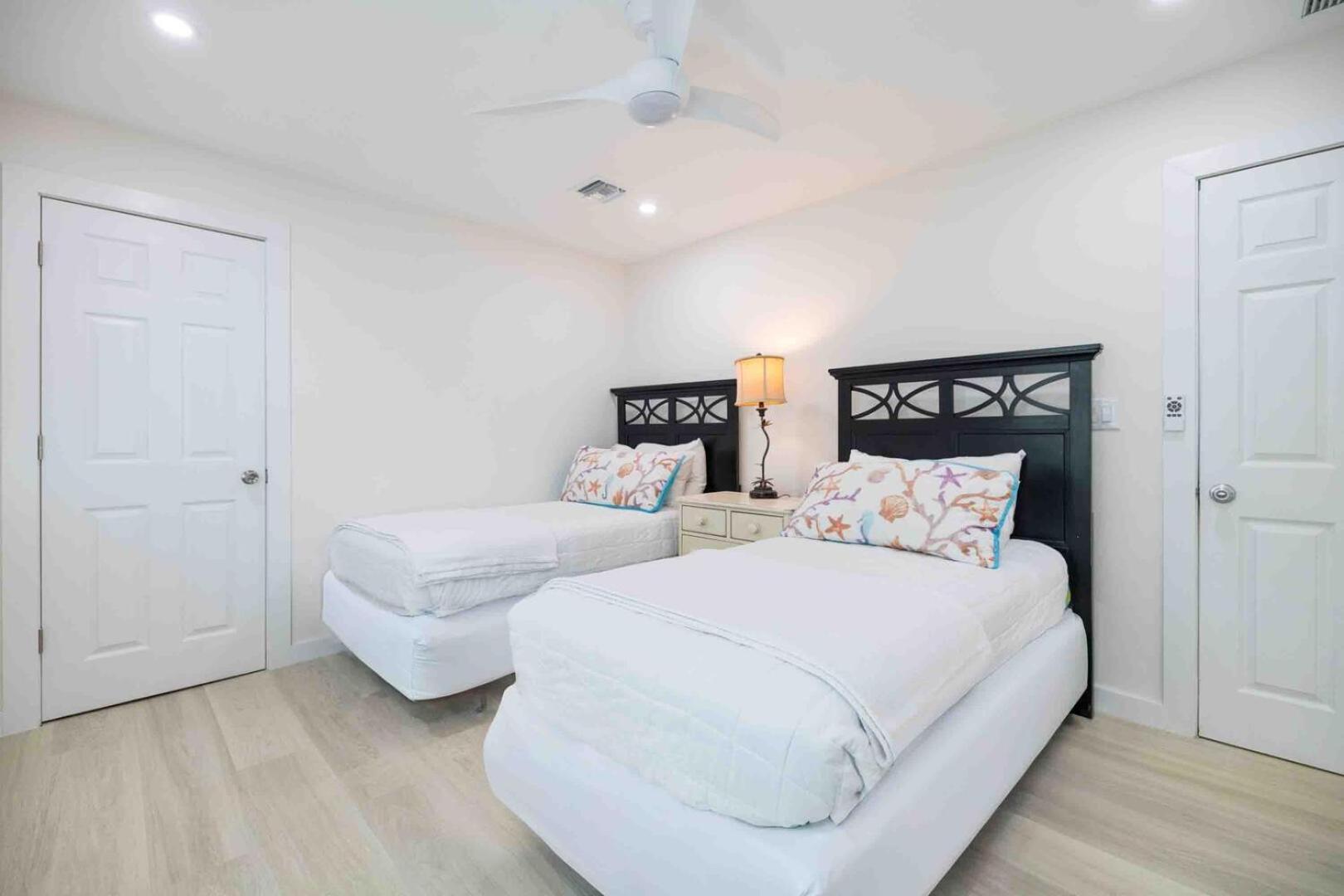 Thatch Hill - Renovated Beach House With Pool, Short Walk To The Rum Point Club Driftwood Village Exterior photo